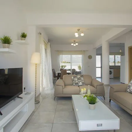 Rent This 5 Star 2 Minutes From The Beach 20 * بروتاراس