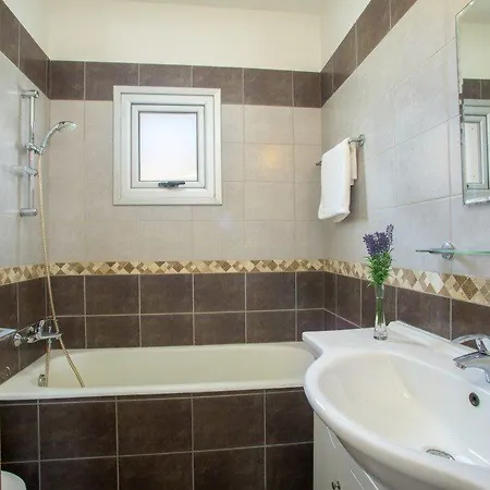 Rent This 5 Star 2 Minutes From The Beach 20 فيلة